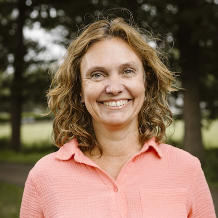 Carina van den Hof - Speltherapeut, weerbaarheidstrainer en kindercoach bij Praktijk Roets